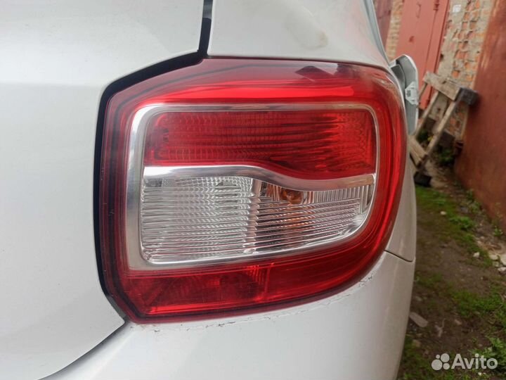 Задний правый фонарь на Renault Logan 2