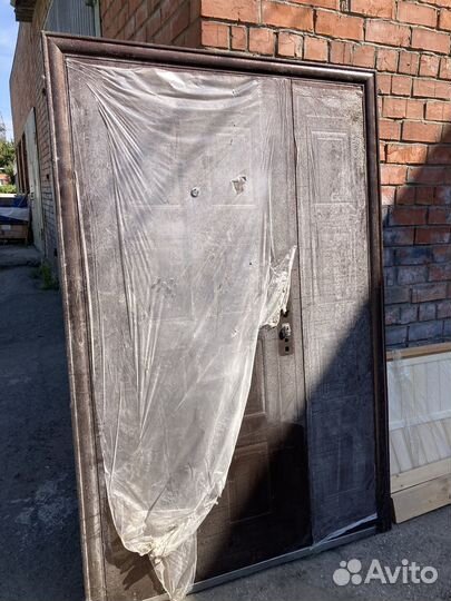 Дверь входная двухстворчатая
