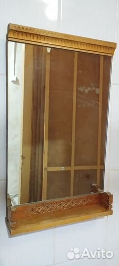 Зеркало в деревянной раме ручной работы