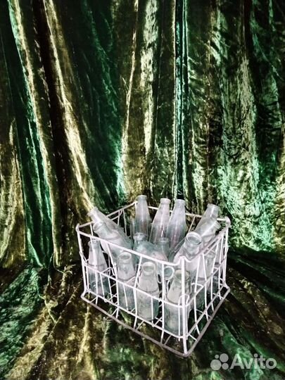 Ящик с молочными бутылками