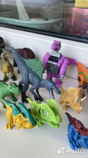 Фигурки динозавров разных видов