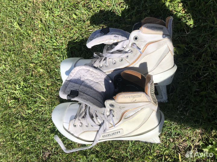 Наколенники, коньки, клюшки