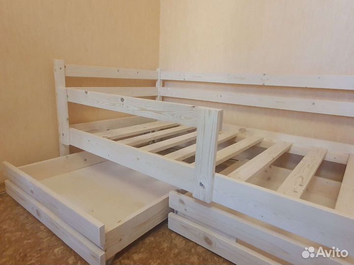 Детская кровать из массива с высокими бортиками