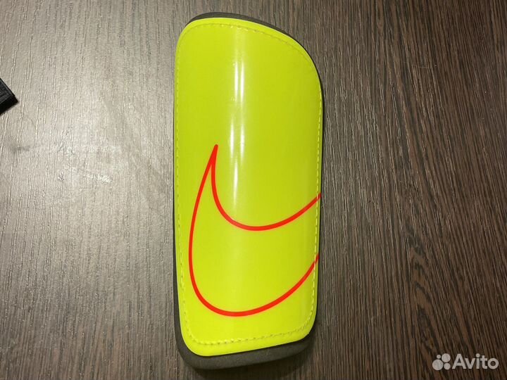 Футбольные щитки Nike Mercurial