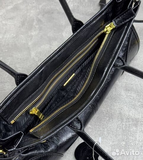 Сумка Prada из натуральной кожи