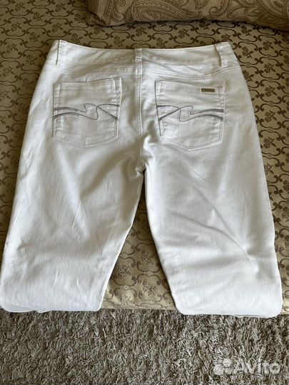 Джинсы длинные белые М