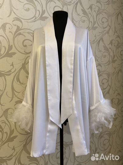 Шелковый халат кимоно со съемными перьями