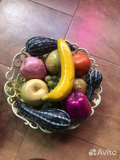 Корзина с искуственными фруктами