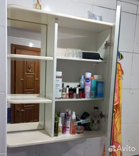 Полка для ванной с зеркалом