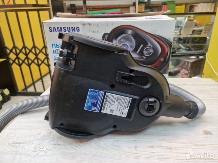 Пылесос Samsung SC18M21C0VR красный