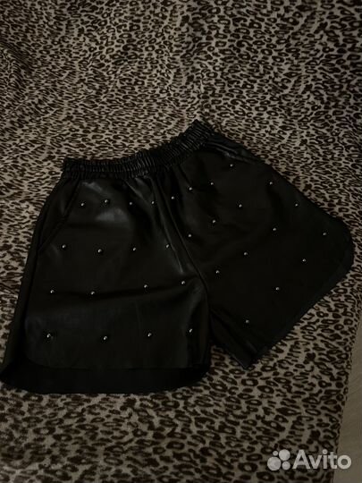 Шорты экокожа с бусинами