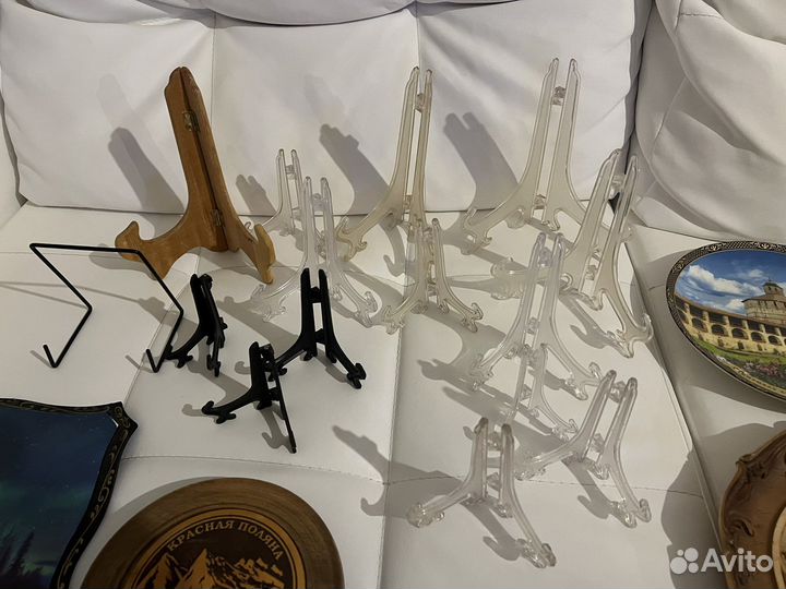 Сувенирные тарелки и магнитики из разных стран