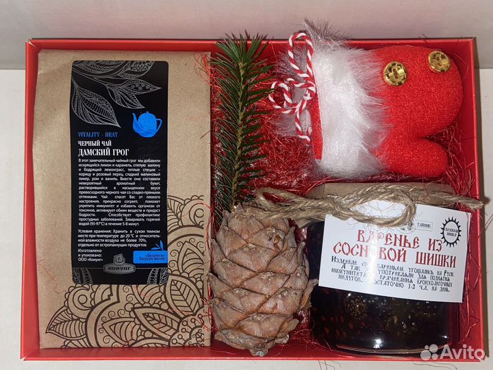 Коробочки чая, сладкие подарки. Новый год