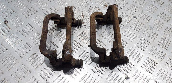 Скоба заднего суппорта Nissan Tiida C11