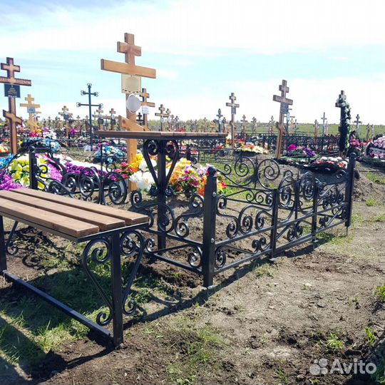 Оградки на могилу на кладбище, Кресты, Лавочки