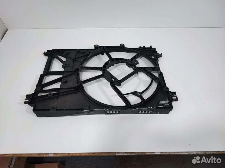 Диффузор радиатора на Тоету камри 70