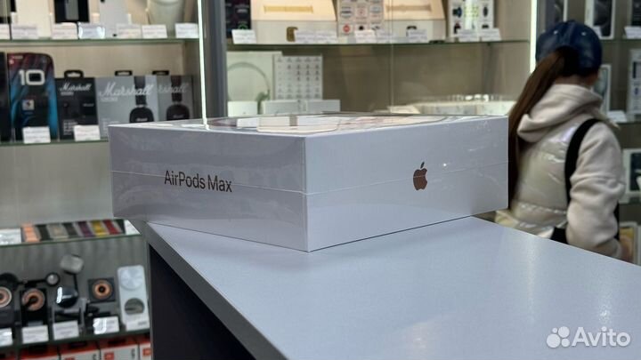 Наушники Apple AirPods Max. Красный