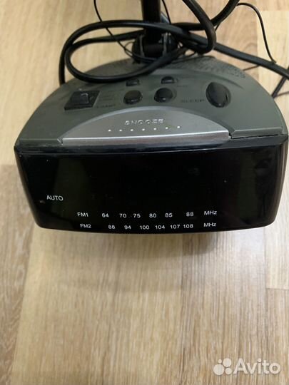 Лампа настольная с часами и радио приемником