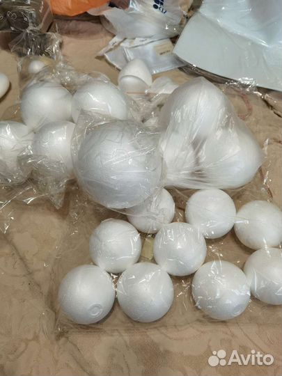 Пенопластовые шары и сердца