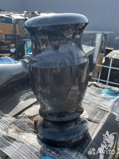 Гранитные вазы