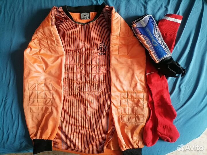 Вратарский свитер, щетки, гетры(новые)