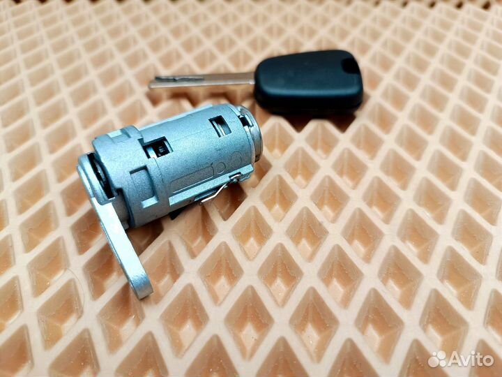 Личинка замка водительской двери Peugeot 307