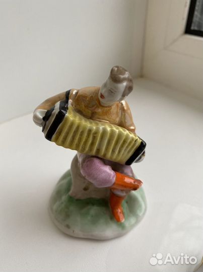 Гармонист и плясуньи фарфоровые статуэтки