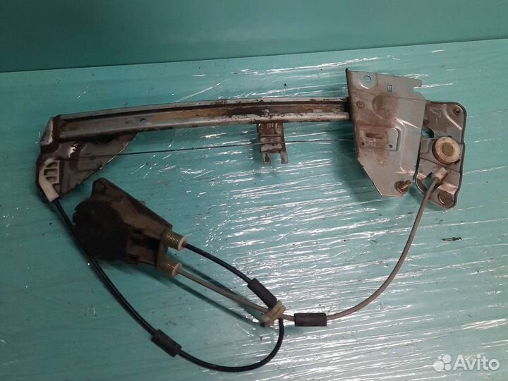 Задний левый стеклоподъёмник mazda 323 ba