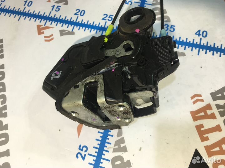 Тойота Хайлюкс Замок задней двери Лев