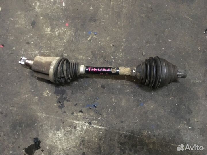 Полуось (привод) левый (Volkswagen Tiguan)