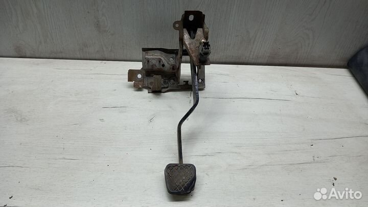 Педаль тормоза Mazda 323 BA