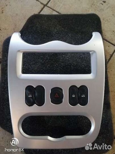 Центральная консоль Рено Логан Сандеро