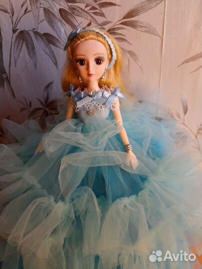 Шарнирные куклы в очаровательных платьях