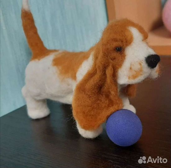 Собака бассет-хаунд валяная игрушка