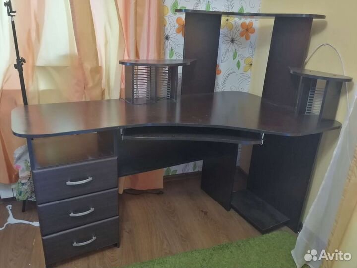 Угловой письменный стол