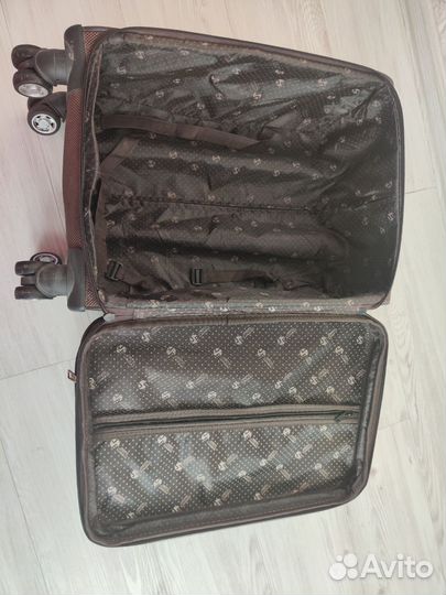 Чемодан на колесах размер s