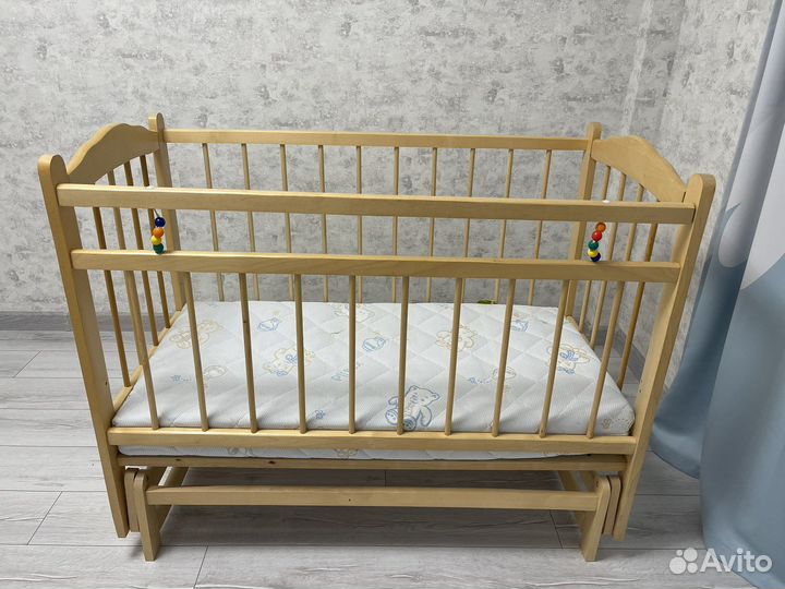 Детская кроватка с маятником