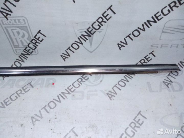 Уплотнитель стекла задний правый Kia Sportage 3 SL