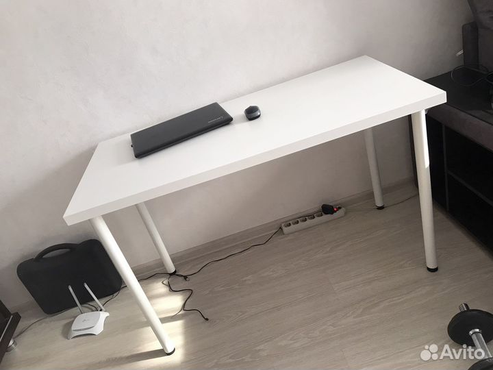 Стеллаж IKEA и стол IKEA