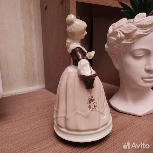 Музыкальная статуэтка фарфоровая ретро антиквариат