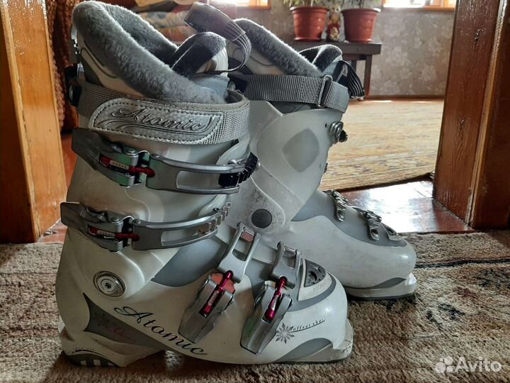 Горнолыжные ботинки atomic