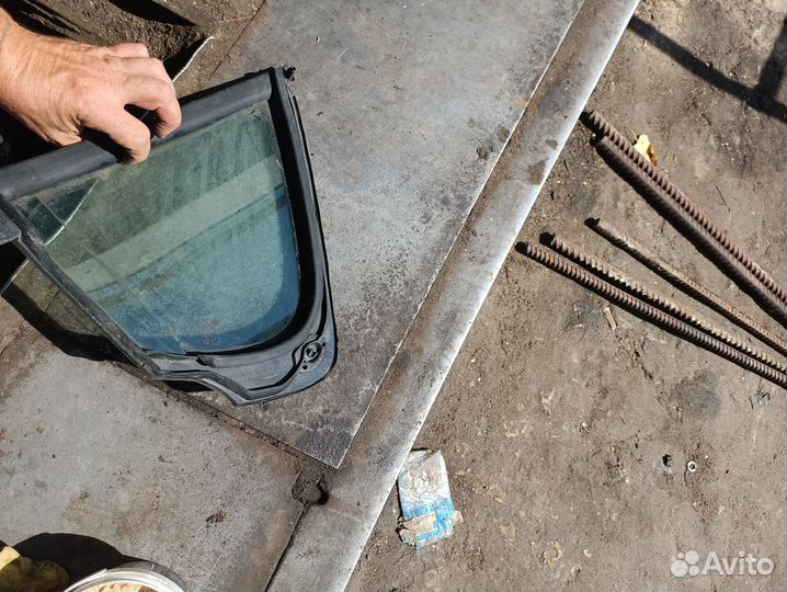 Задняя правая форточка Volkswagen Jetta