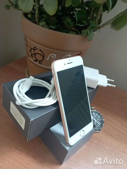 Телефон iPhone 8 Gold 64gb