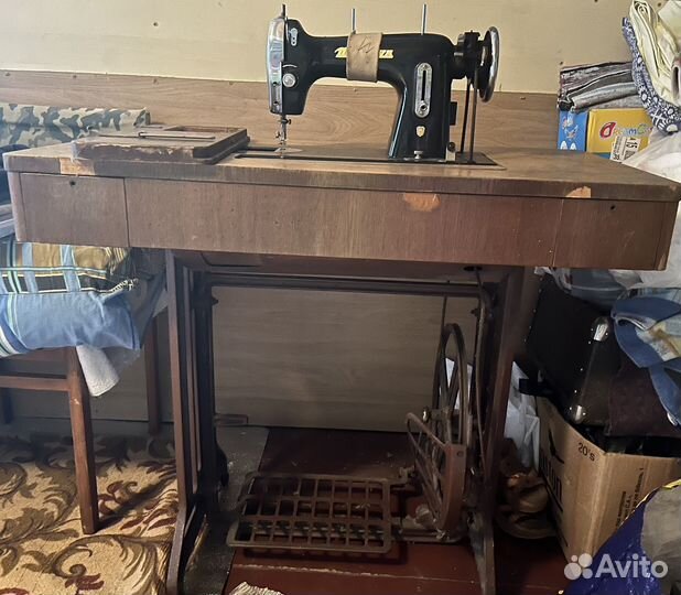 Машинка швейна ножная