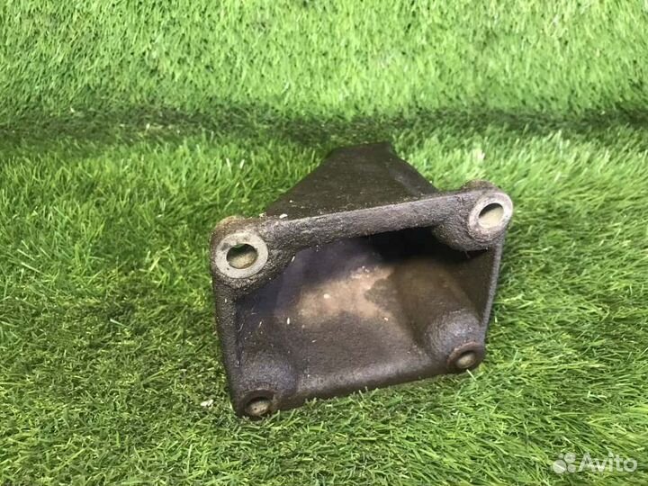 Кронштейн опоры двигателя правый Bmw E34 2.5 1990