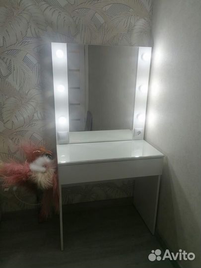 Косметический столик в наличии