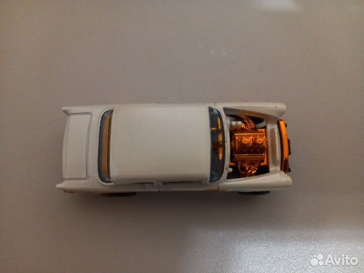 Модель Hotwheels White Chevy X1634