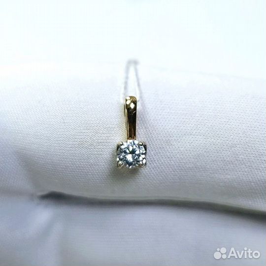 Золотая подвеска с камнем