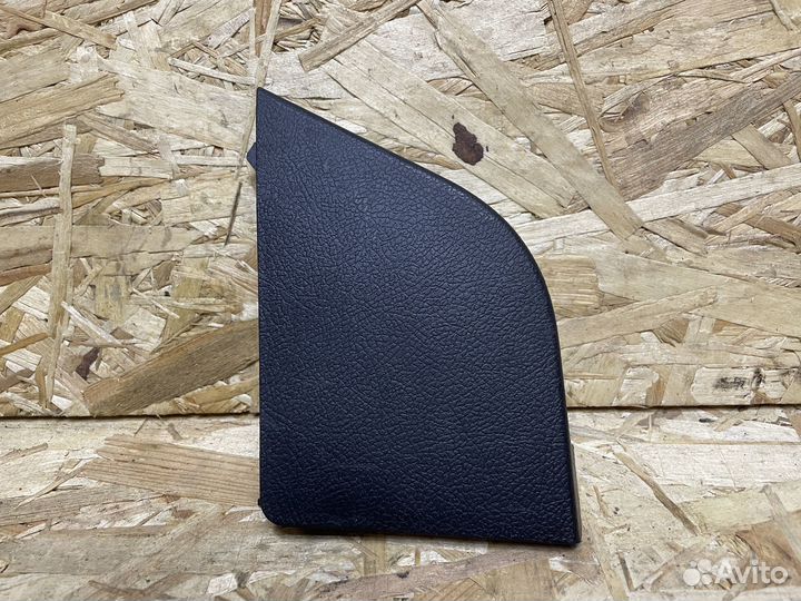 Заглушка в правую стойку Toyota Land Cruiser 200