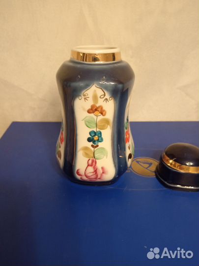 Фарфоровая чайница